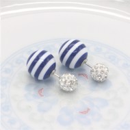 Dobbelt perleøreringe; blå og hvide striber og lille diamantbold med glitrende sten
